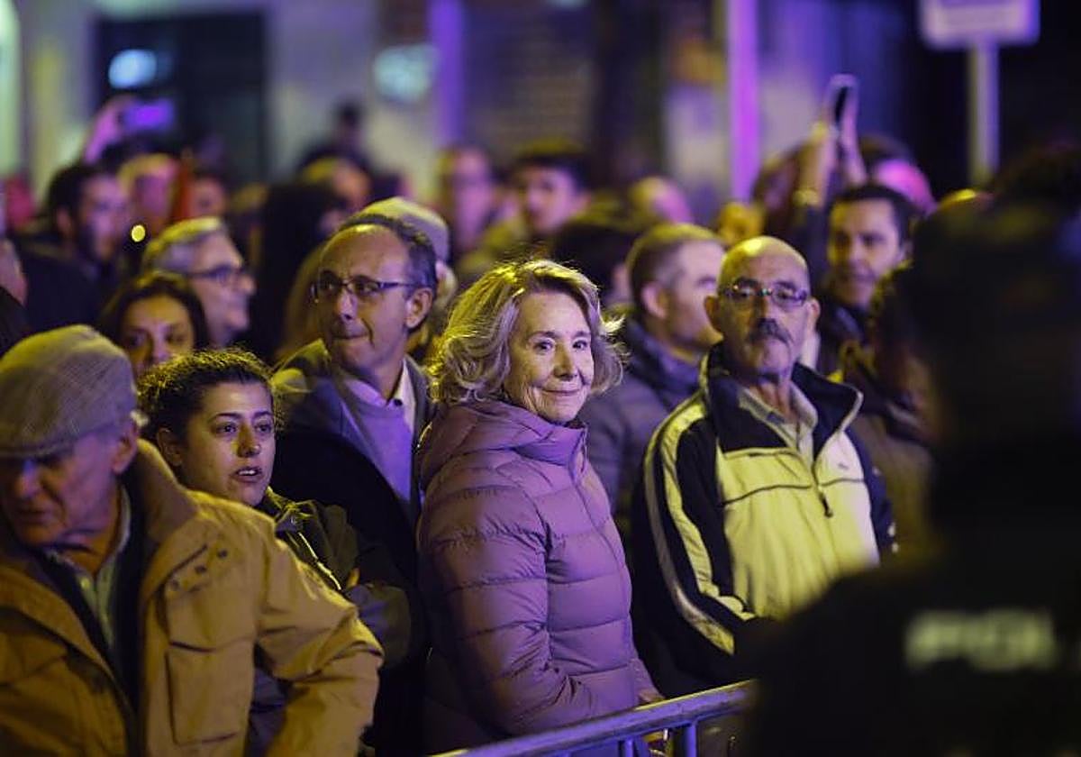 La expresidenta de la Comunidad de Madrid Esperanza Aguirre se sumó a cientos de ciudadanos en Ferraz