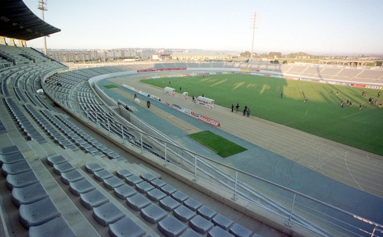 Imagen principal - Arriba, el estadio El Arcángel en noviembre de 1993, unos días después de su inauguración. Abajo, lleno con el Real Madrid en 2015 en su estado actual. Al lado, el viejo Arcángel, donde ahora se levanta un centro comercial, en los años ochenta