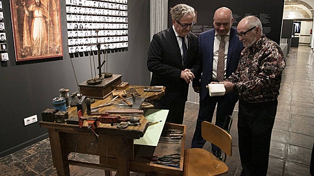 Banco de platero que forma parte de la exposición