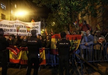 Abascal se suma a una nueva protesta contra la amnistía en Ferraz junto a cientos de personas
