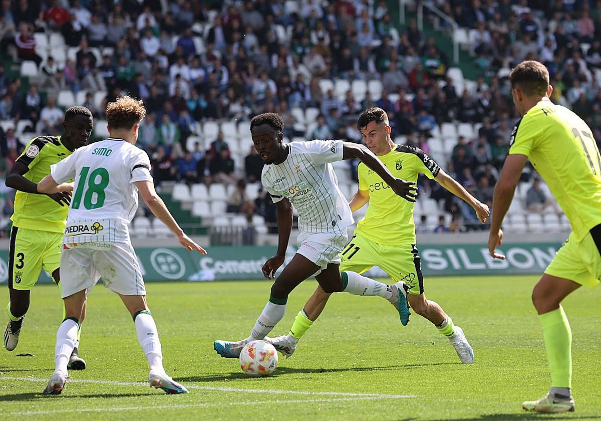 Diarra conduce el balón durante un partido del Córdoba ante el Ceuta