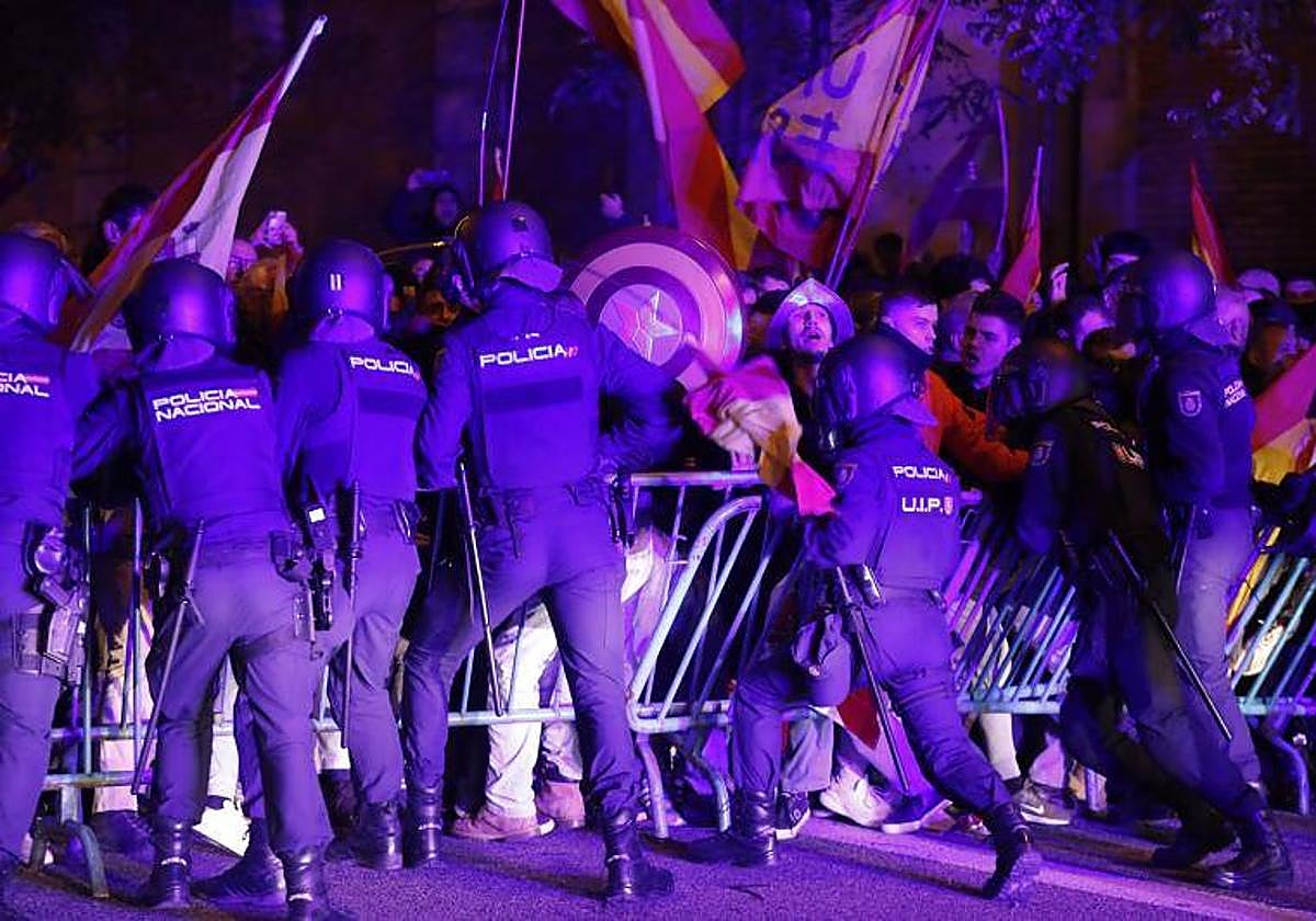 La Policía contiene a los asistentes a la protesta