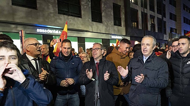 El consejero de Industria, Mariano Veganzones, y el diputado también de Vox, Pablo Sáez, en la movilización en Valladolid