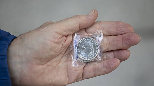 Detalle de la moneda en la mano de un comprador