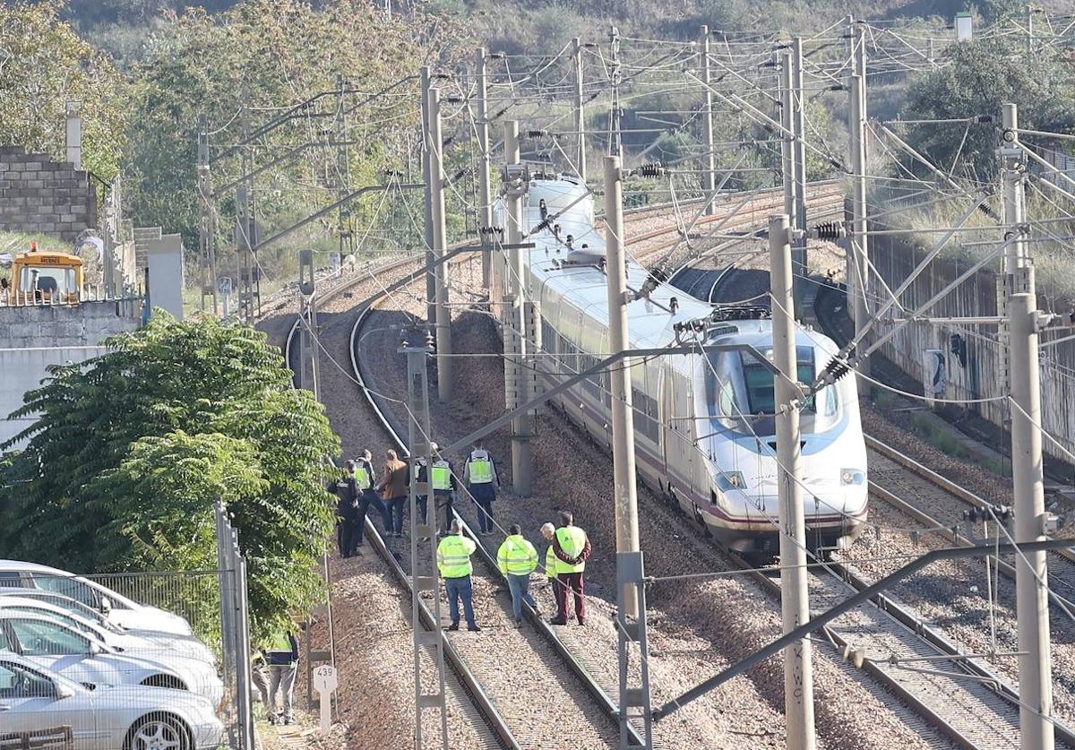 Policía junto al cadáver que ha aparecido en las vías del tren entre Córdoba y Alcolea