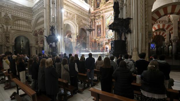 Imagen de parte del público que acudió a la misa funera de Álvaro Prieto en la Catedral