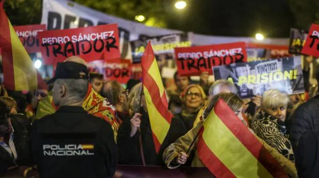 Miles de personas protestan frente a las sedes del PSOE por toda España