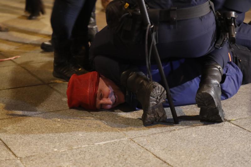 Agentes de la Policía Nacional detienen a una persona durante la concentración de este lunes frente a la sede del PSOE en la calle Ferraz, en Madrid