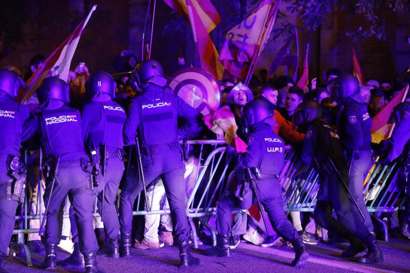 Agentes de la Policía Nacional intervienen durante la concentración de este lunes frente a la sede del PSOE en la calle Ferraz, en Madrid