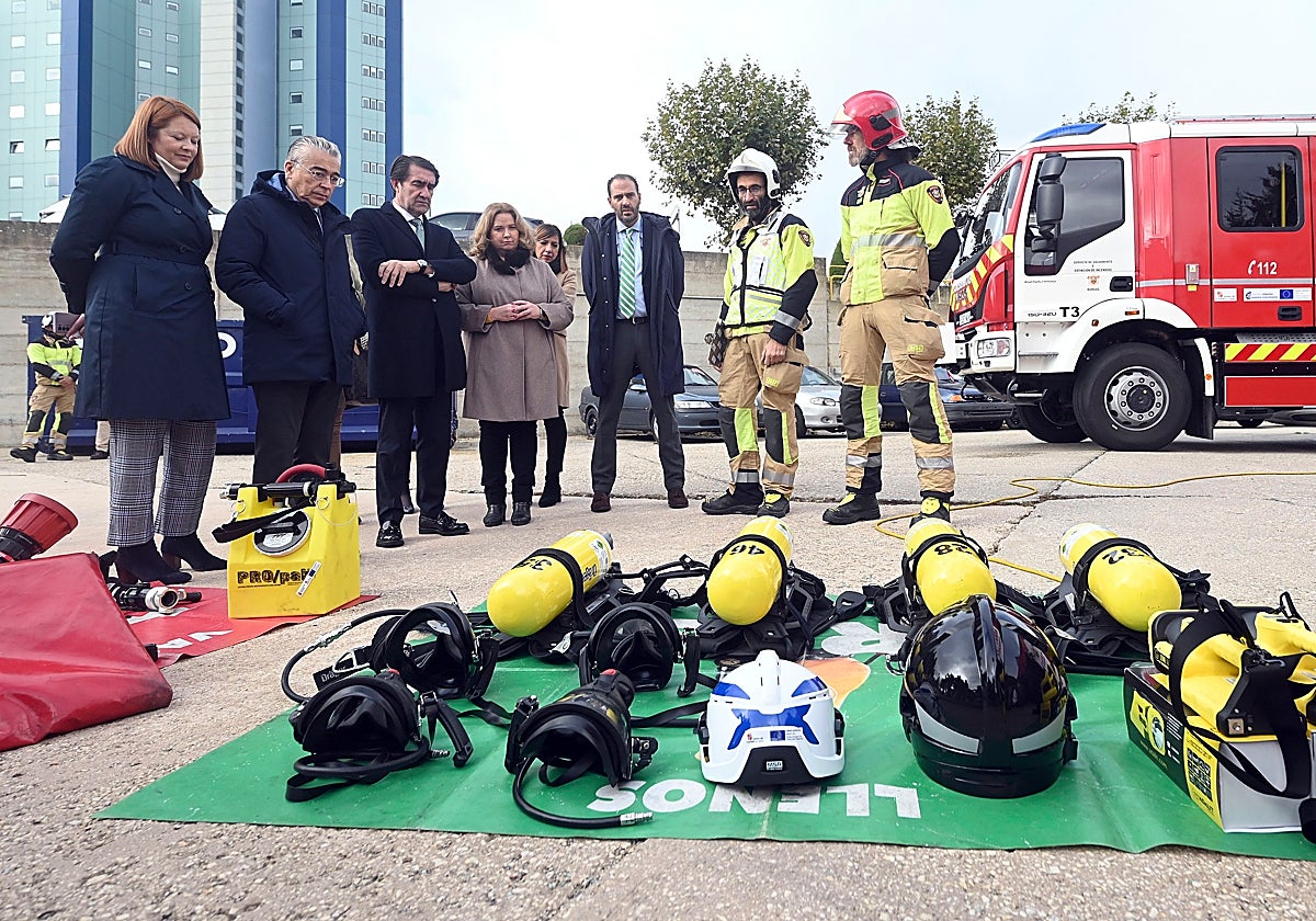 El consejero de Medio Ambiente, Vivienda y Ordenación del Territorio, Juan Carlos Suárez-Quiñones, en su visita al Parque de Bomberos de Burgos