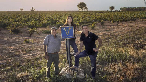 El propietario de Bodegas Volver, Rafael Cañizares, con su padre y su hija Sofía