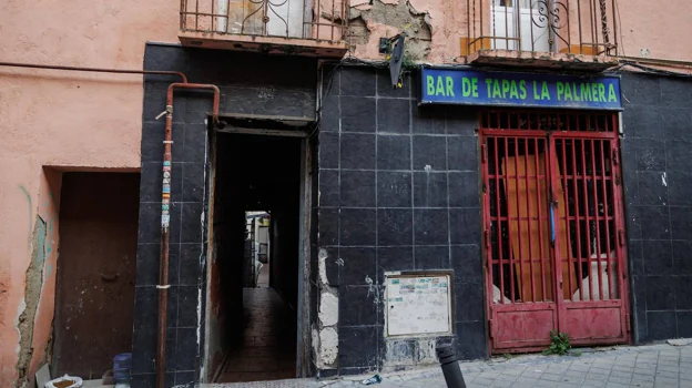 Acceso a la corrala estrecha en la calle de las Azucenas, 62