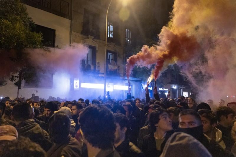 Alrededor de un millar de personas frente a la sede del PSOE en Sevilla