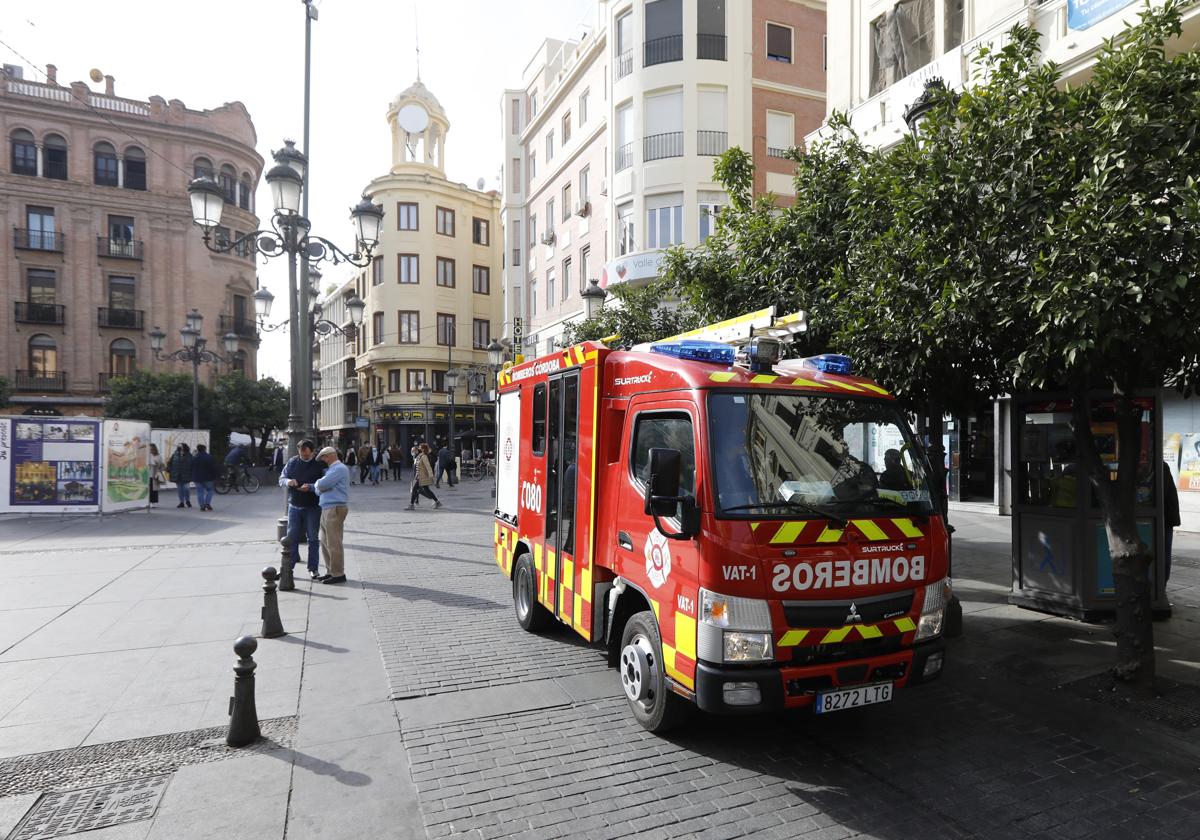 Los bomberos durante un servicio en el Centro de Córdoba