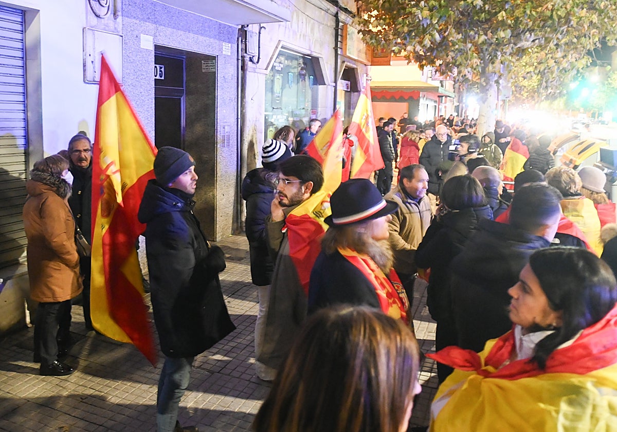 Protestas ante la sede del PSOE de Burgos //vídeo: Concentración en Valladolid