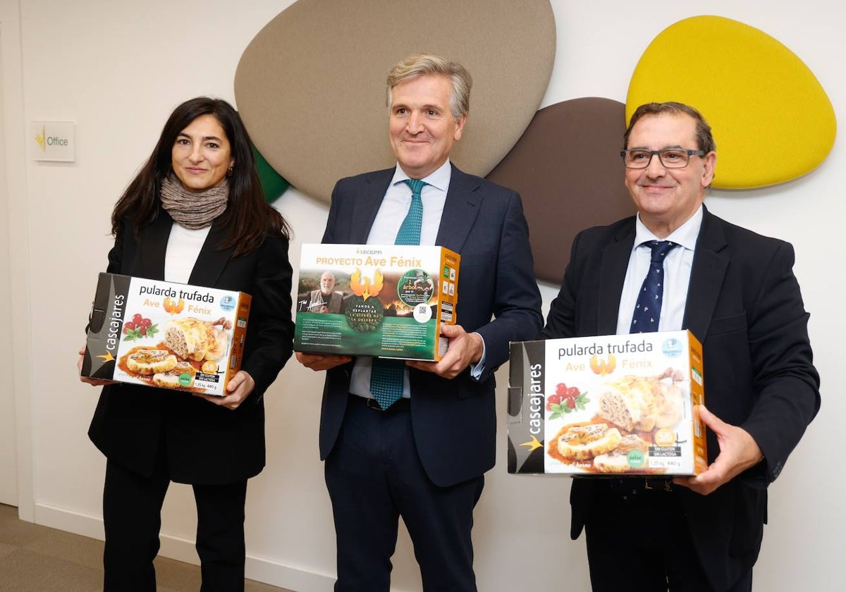 Alfonso Jiménez, presidente de Cascajares, junto a María Eugenia Clemente, de Aciturri, y Narciso Prieto, de Caja Rural de Zamora, presentan el proyecto 'Ave Fénix'