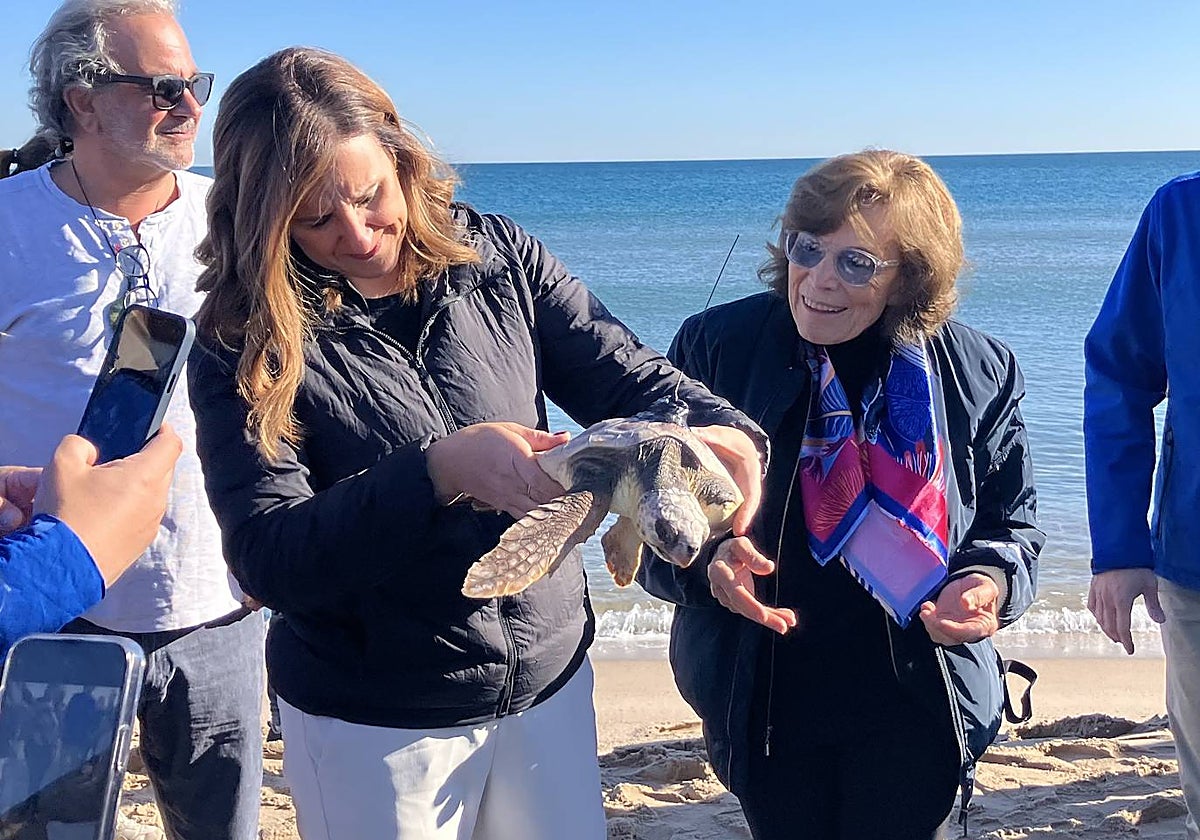 Imagen de María José Catalá y Sylvia Earle durante la suelta de la tortuga 'Hope'
