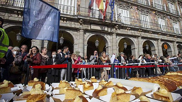 Foto de archivo de la degustación de la corona de la Almudena