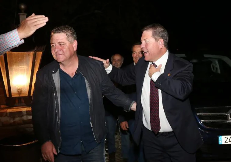 El presidente de Castilla-La Mancha, Emiliano García-Page, junto a su hermano gemelo, Javier