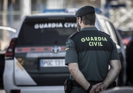 Un hombre se cuela en un cuartel de la Guardia Civil y prende fuego a un coche en Valencia