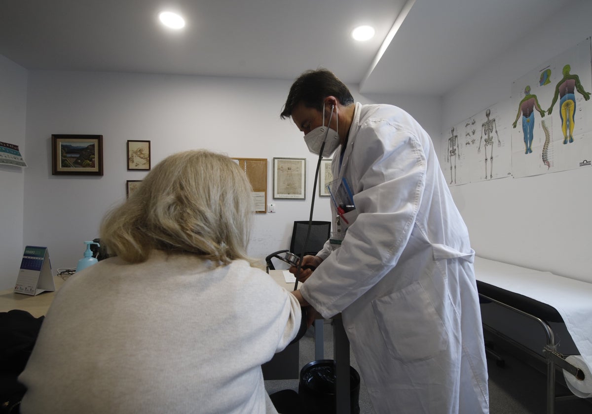 Un médico pasa consulta a una paciente en un centro de salud de Córdoba