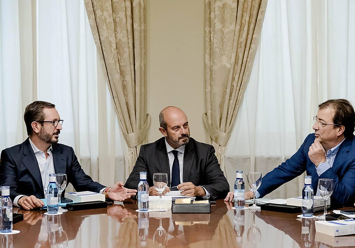 Los populares Maroto y Rollán y el socialista Vara, durante una reunión de la Mesa del Senado