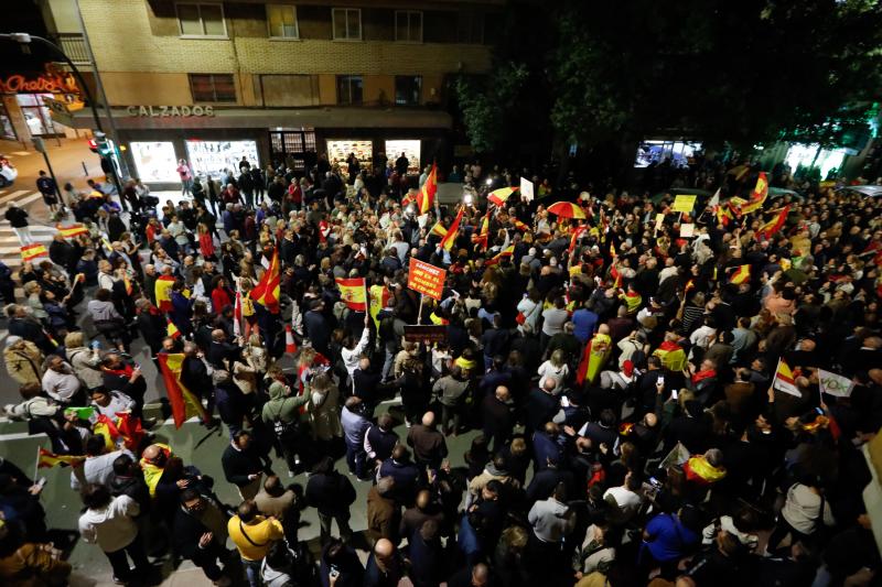 Las concentraciones contra la amnistía en las sedes socialistas, en imágenes