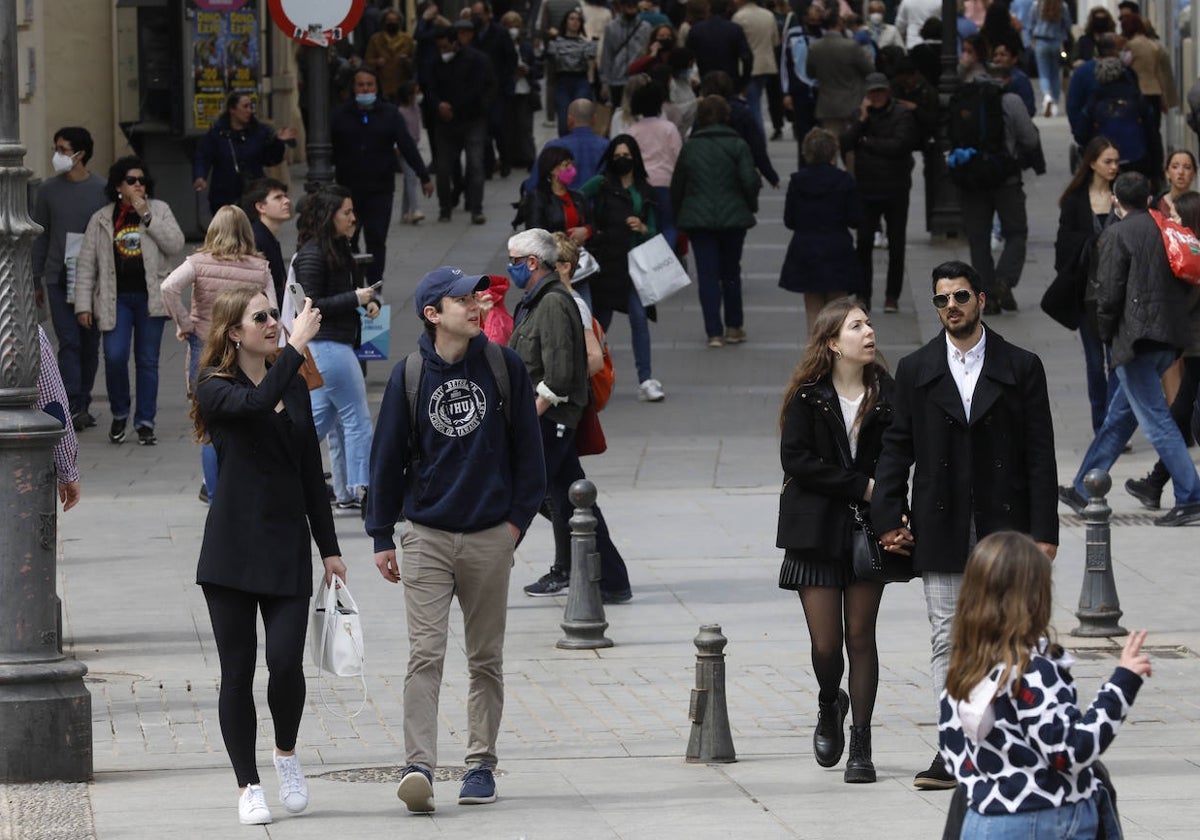 Personas paseando por el Centro de Córdoba