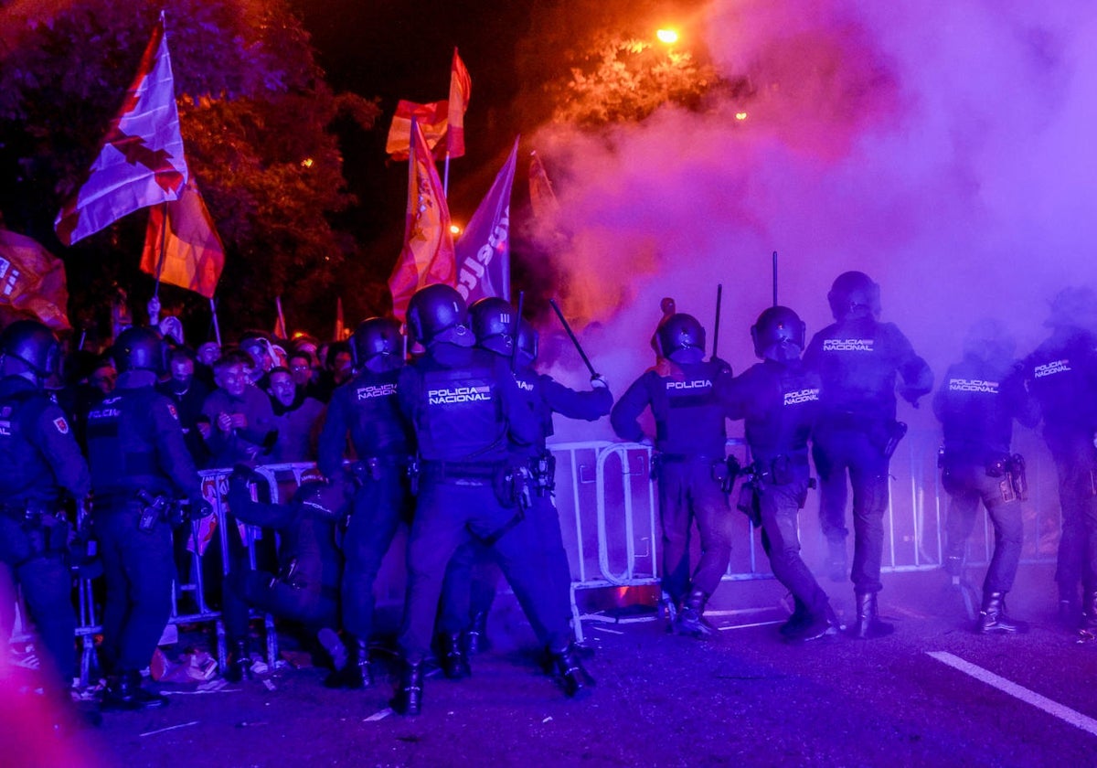 La Policía carga contra los manifestantes durante la concentración de anoche en Ferraz