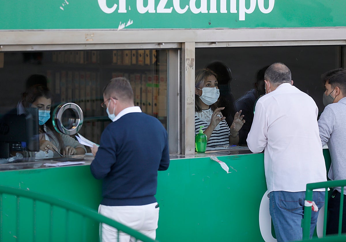 Aficionados del Córdoba CF compran entradas en las taquillas del estadio