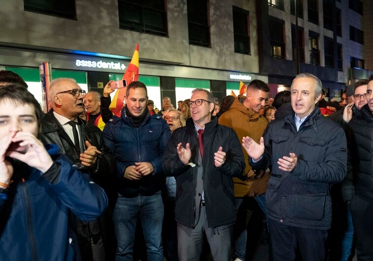 El ministro de Empleo, Mariano Veganzones, en la concentración ante la sede del PSOE en Valladolid