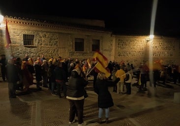 Decenas personas se manifiestan contra la amnistía ante la sede del PSOE en Toledo