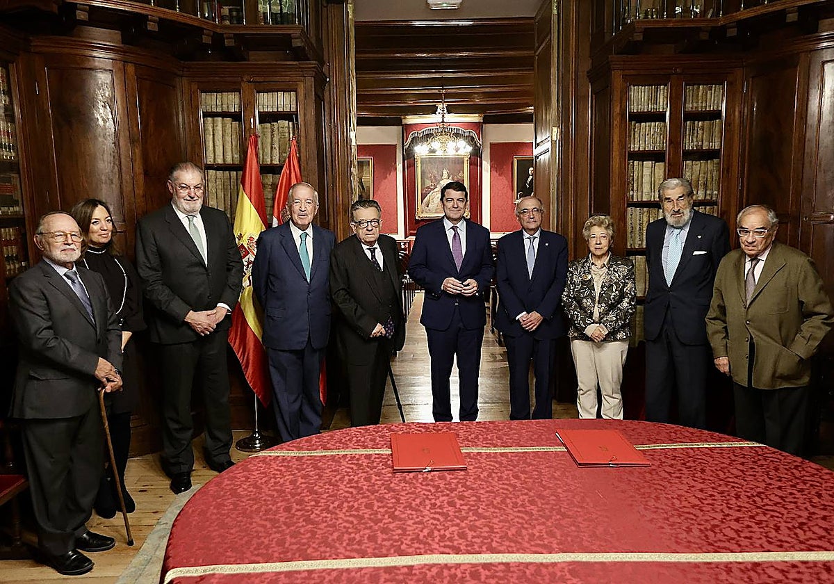 El presidente de la Junta, Alfonso Fernández Mañueco, y el presidente de la Real Academia de Ciencias Morales y Políticas, Benigno Pendás