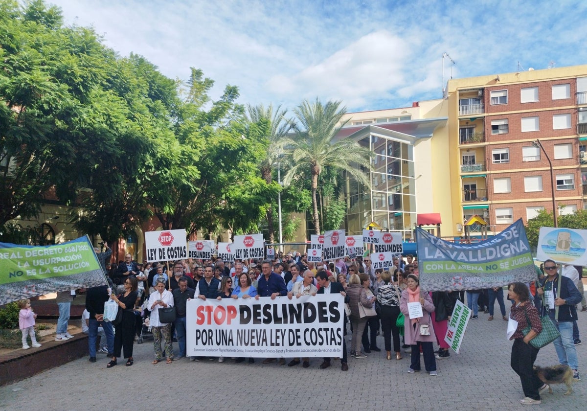 Afectados por los deslindes en la costa alicantina de Denia, en una manifestación de protesta.