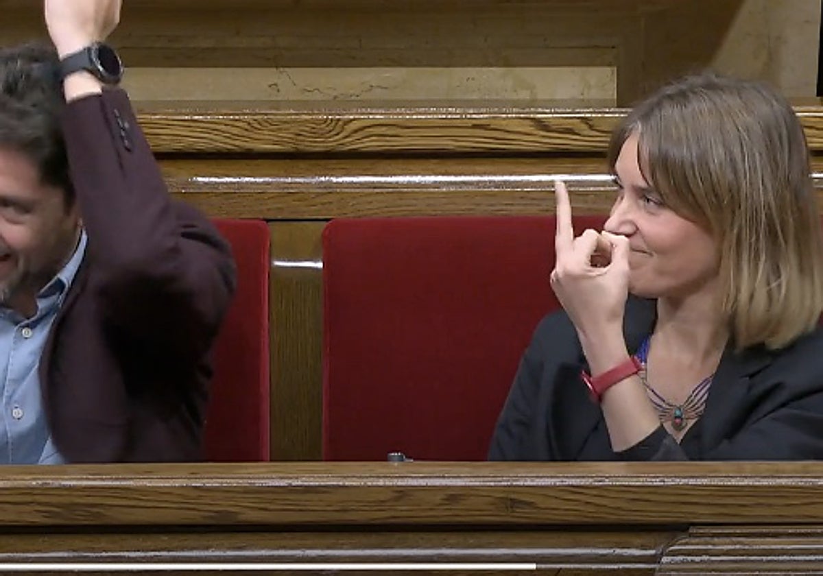 La líder de los comunes, Jéssica Albiach, haciendo la peineta a Ignacio Garriga, este miércoles, durante la sesión de control al Govern catalán en el Parlamento autonómico
