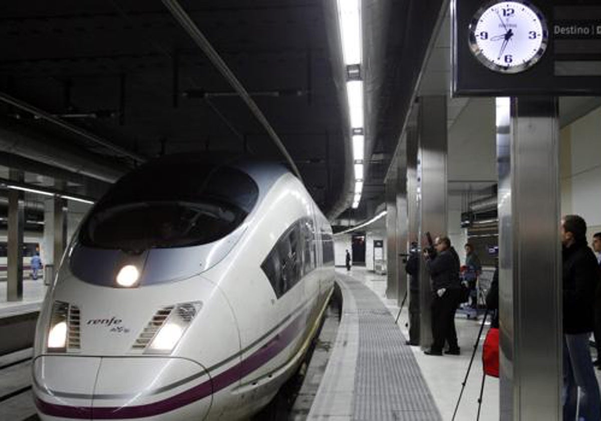 Renfe estudiará un adelanto para el AVE de Ciudad Real llegue a Madrid a las 7.30 horas