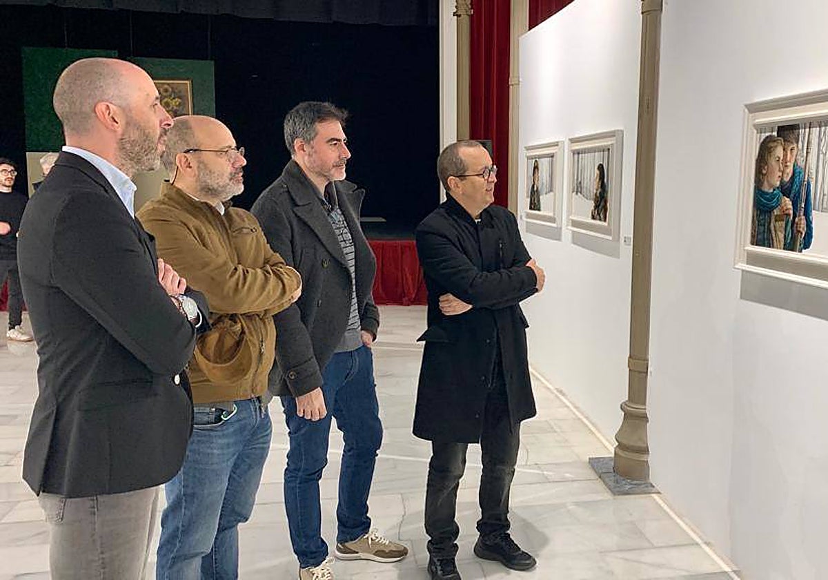 El delegado de Cultura, con los pintores participantes en la exposición