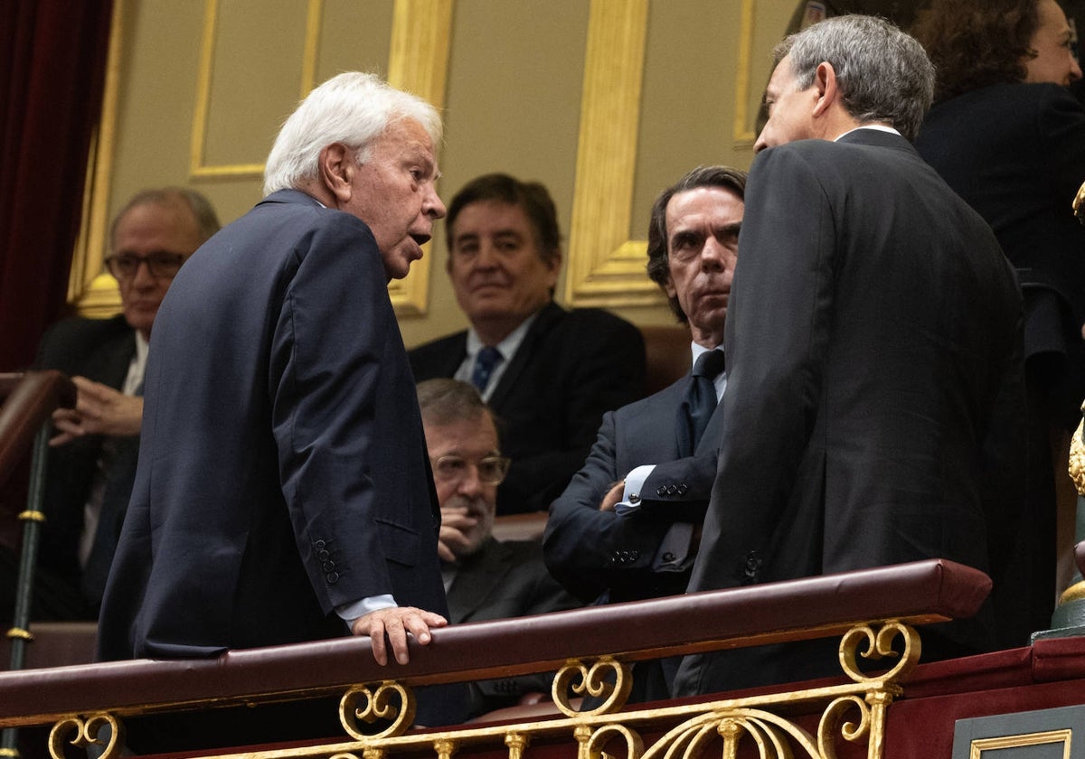 Felipe González conversa con los otros expresidentes vivos en la jura de la Constitución de la Princesa Leonor