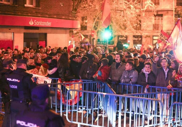 Los manifestantes increparon a los radicales que estaban presentes en la concentración frente a Ferraz