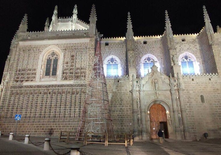 Árbol de Navidad situado frente a la fachada de San Juan de los Reyes