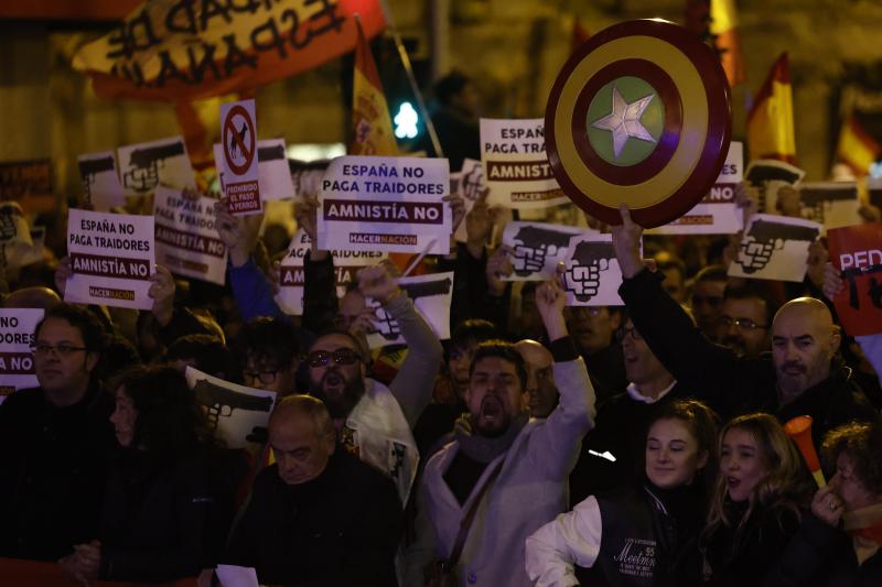 Varias personas muestran pancartas durante una nueva manifestación convocada contra la amnistía este jueves, en la calle Ferraz, en Madrid