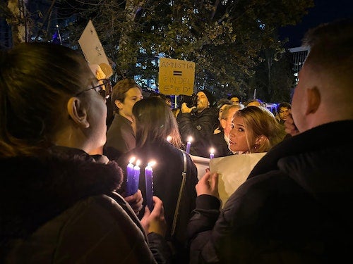Algunos de los asistentes están portando velas para desear una pronta recuperación al exdiputado del PP Alejo Vidal Quadras, atacado este jueves en Madrid