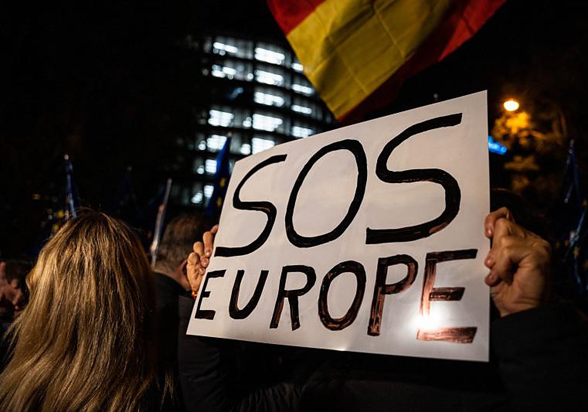 Decenas de personas parten desde el Parlamento Europeo hacia la calle Ferraz tras una manifestación contra la amnistía, a 9 de noviembre de 2023, en Madrid