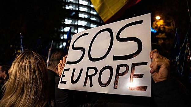 Decenas de personas parten desde el Parlamento Europeo hacia la calle Ferraz tras una manifestación contra la amnistía, a 9 de noviembre de 2023, en Madrid