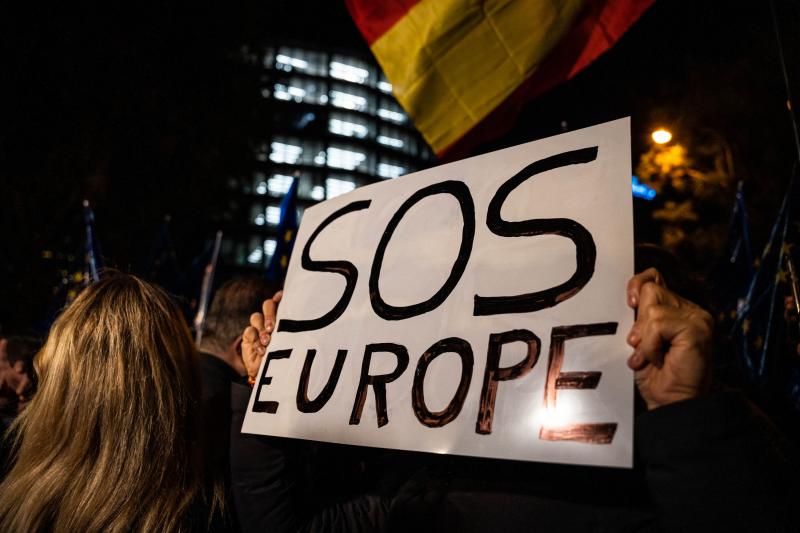 Decenas de personas parten desde el Parlamento Europeo hacia la calle Ferraz tras una manifestación contra la amnistía, a 9 de noviembre de 2023, en Madrid