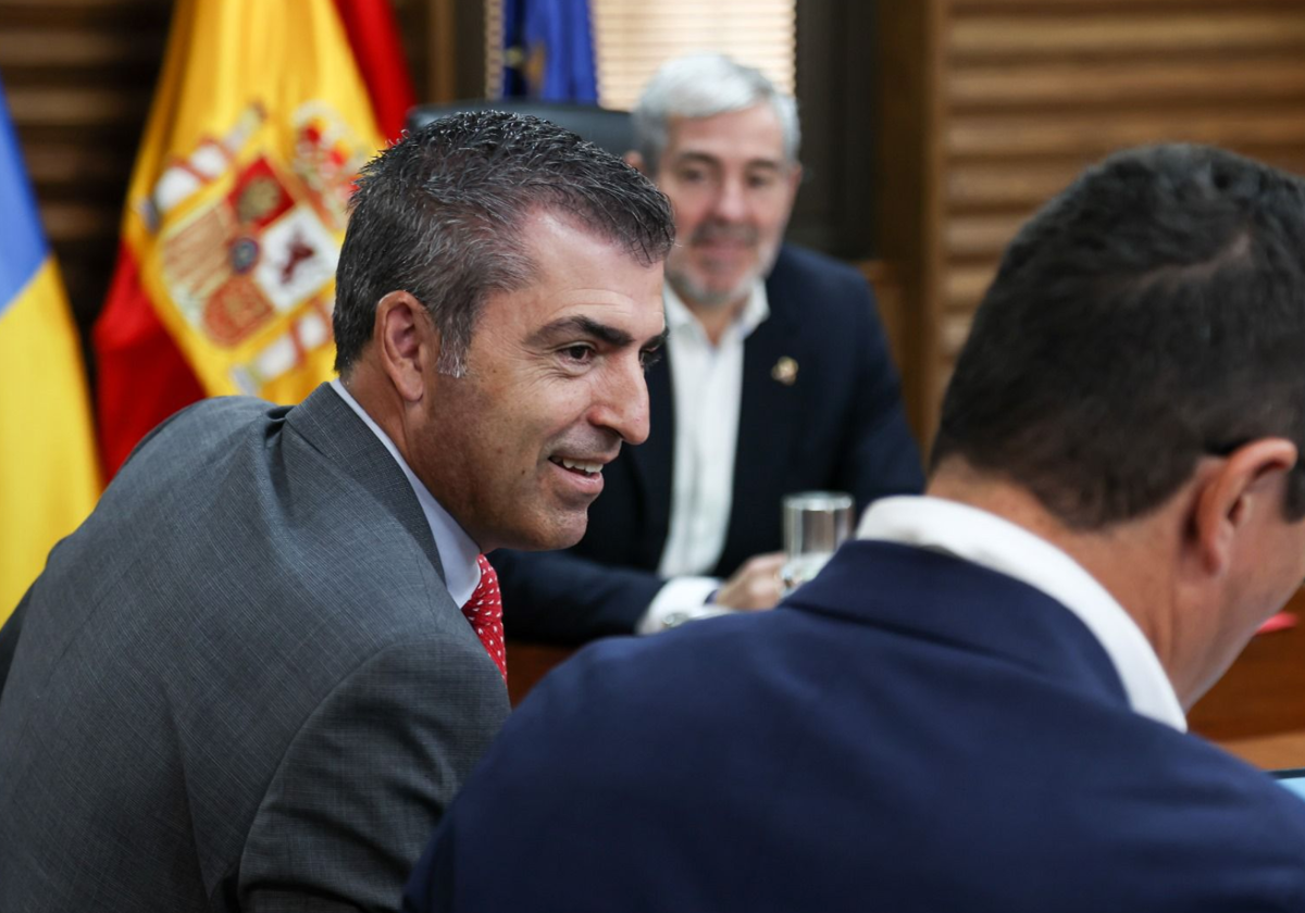 Manuel Domínguez (PP) en una sesión del Gobierno canario