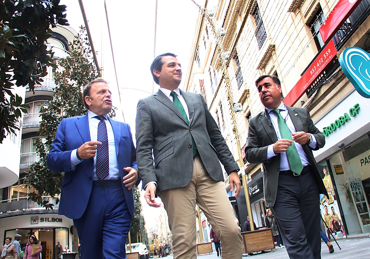 El alcalde, junto a varios concejales en Cruz Conde