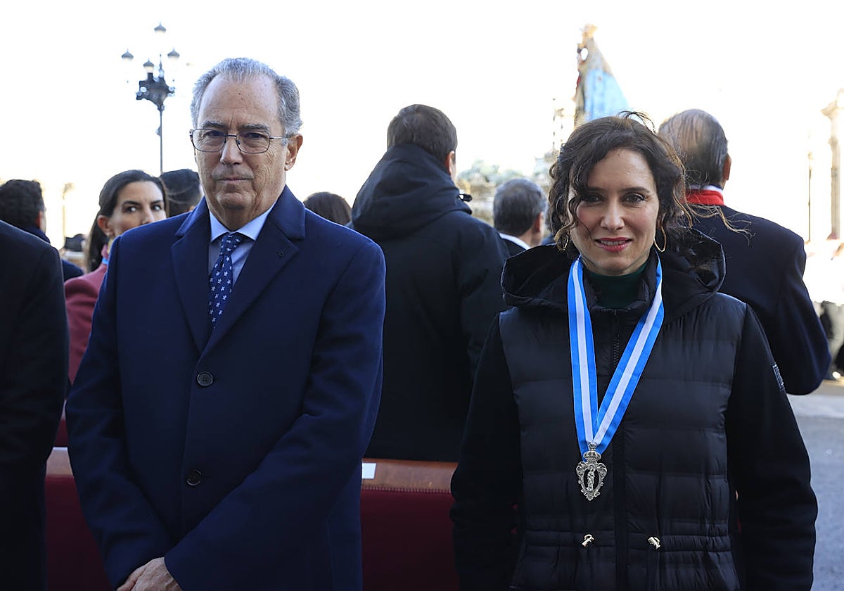 Isabel Díaz Ayuso, con el vicepresidente Enrique Ossorio antes de la misa del día de La Almudena