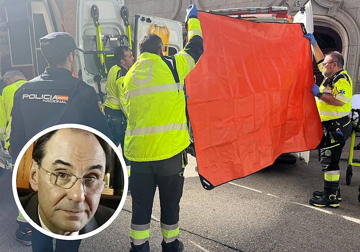 Los servicios de emergencia tapan con una manta a Alejo Vidal-Quadras, en la imagen izquierda