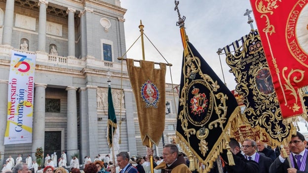 Estandartes de las hermandades de gloria y penitencia rinden honores a la patrona de la capital